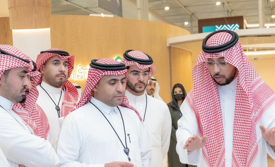 وكيل الوزارة لتحفيز المعروض السكني والتطوير العقاري عبدالرحمن الطويل يزور جناح وهيج العقارية ويطّلع على مخطط درة الجنادرية
