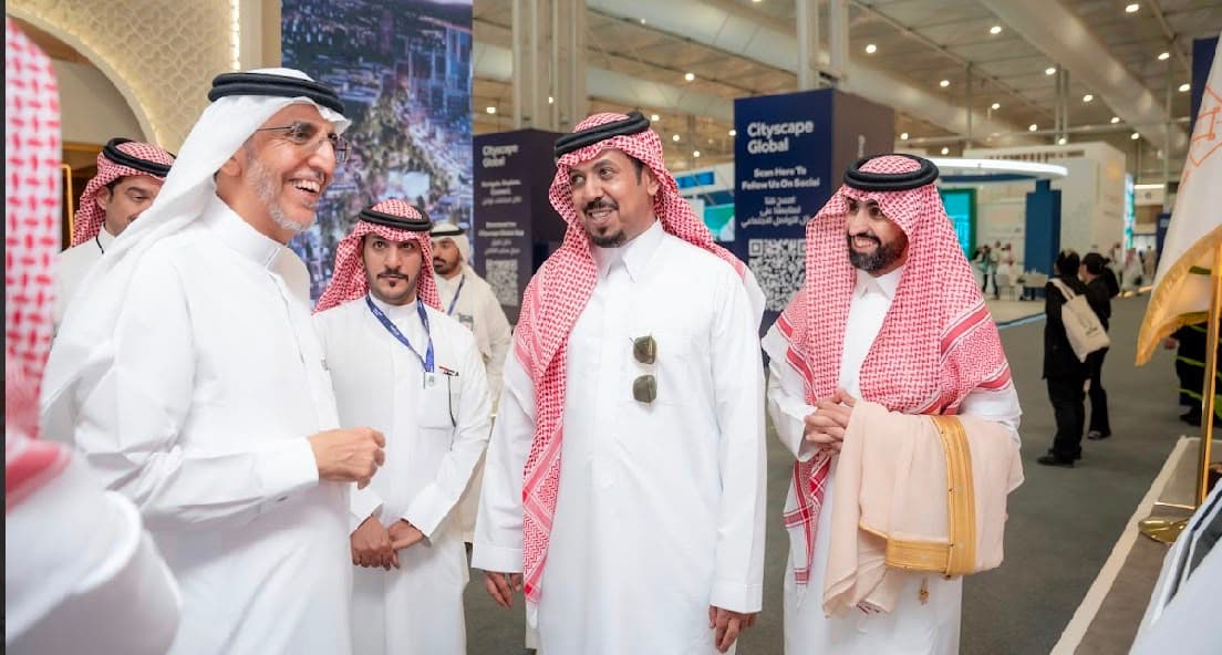 محافظ الهيئة السعودية للمواصفات والمقاييس والجودة يزور جناح وهيج العقارية في معرض سيتي سكيب 2025